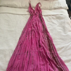 Rosa lång sommarklänning  - Längd: 124 cm Bra skick  Köppt secondhandhand men passar inte 