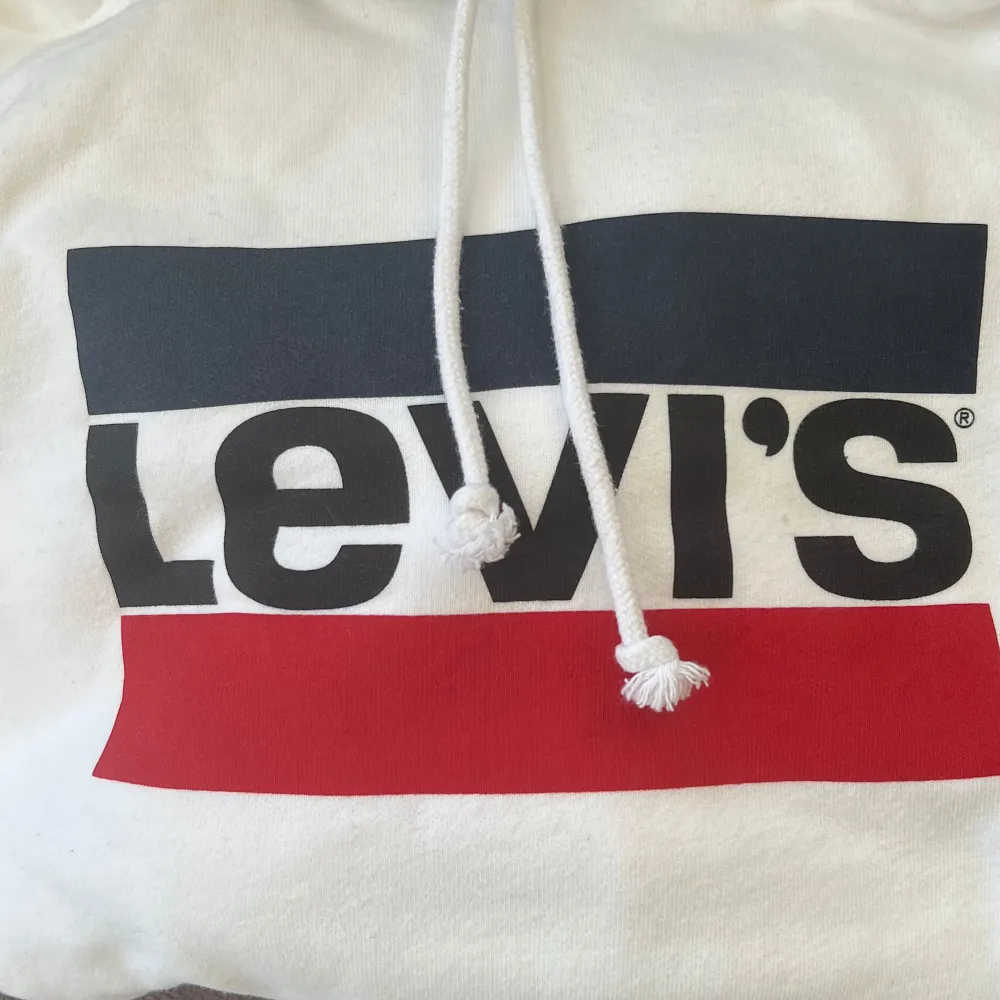 Snygg hoodie från Levi’s i nyskick💖  Skriv vid intresse och tveka inte att ställa frågor🥰🥰. Hoodies.