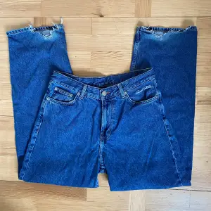 Baggy jeans från junkyard i storlek xs. Säljs då de inte längre är min stil. Väl använda, har slitningar vid benöppningarna (se första bilden), men är annars i bra skick. Jag kan mötas upp. Priset är inte hugget 💕