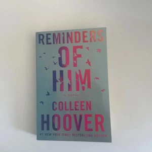 Bok || reminders of him - Bok skriven på engelska av Colleen Hoover, köpt för 16 euro och den är i bra skick (den är läst men bokryggen är ej knäckt)