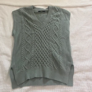 Stickad olivgrön väst  - Bra skick (nästan oanvänd)