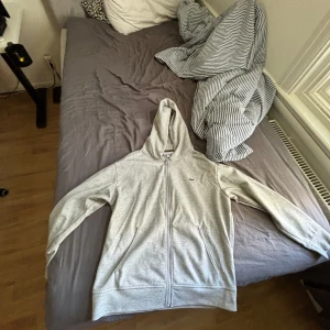 Grå Lacoste zip hoodie i storlek m i ny skick 9/10  - Grå Lacoste använd en gång 