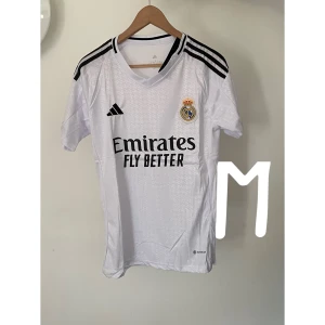 Real Madrid hemma kit 2024/25 - Vi har 9 st real Madrid 2024/25 hemma kit i storlekarna S-L