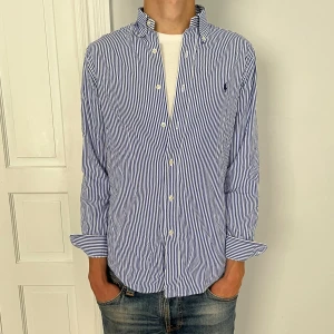 Ralph lauren skjorta  - Jättefin Ralph lauren skjorta i top skick. Modellen på bilden är 180cm. Skriv gärna vid fler frågor eller funderingar!