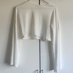 Tröja med utsvängda ärmar  - Croppad tröja med utsvängda ärmar. Ribbat material. Storlek S, bra skick