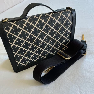 Malene Birger väska - Väska från By malene Birger i modellen ”LOENNA”. Nypris när jag fick i present var ca 2 500kr. Säljer då den tyvärr inte kommit till användning. Säljer för billigare pris då det nyligen kommit ut en ny variant på samma väska 🌟
