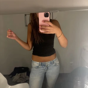 Jeans - Skit snygga lågmidjade jeans, som tyvärr är för korta på mig som är 174