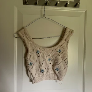 Kort linne med blommor  - Fint kortare linne med fina blå blommor på🩵