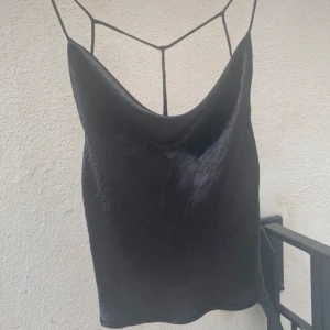 Linne - Topp med coola band på ryggen