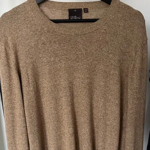 Oscar Jacobsson Tröja - Säljer en sjukt snygg Oscar Jacobsson crewneck 🔥Den har tyvärr nästan aldrig kommit till användning, alltså är den i mycket fint skick ❗️Storleken är medium ❗️ Hör av dig vid minsta fundering 😁