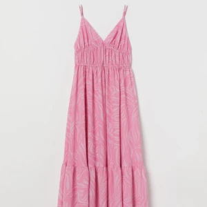 Klänning  - Säljer denna fina klänning från H&M i storlek 40 men sitter som medium. Den är i fint skick och använt sparsamt 🩷