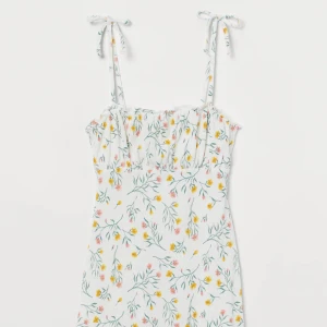 Klänning - Jättefin klänning med blommor 