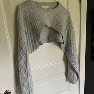 Kort långärmad tröja  - En fin stickad långärmad tröja som passar perfekt över ett linne🥰