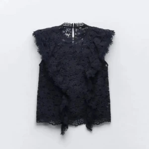 Zara spets topp  - Superfin mörkblå spets topp från Zara i storlek S💘 OBS knappen har gått sönder där bak (se sista bilden) därav priset men den går att använda som vanligt💘 