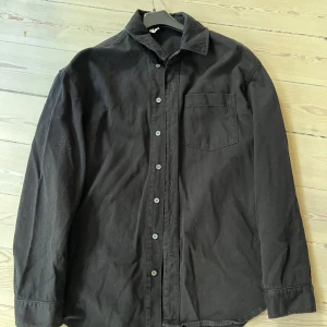 Arket Overshirt svart  - Lite grövre men mjuk bomull, storlek 46 men något oversized. Överskjorta. Helt svart.