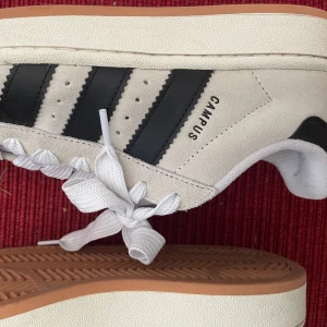 ADIDAS CAMPUS 00s - Kollar intresset på dessa!! Älskar dom, men de kommer inte till användning så mycket för har andra skor jag hellre ströcker mig efter! Knappt använda 