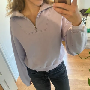 Sweatshirt med zip - Pastell-lila sweatshirt med dragkedja från GinaTricot  Jättebra skick!