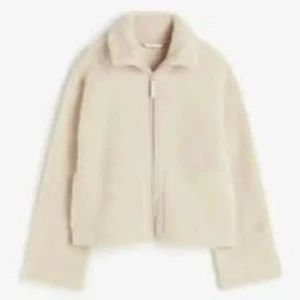 Slutsåld teddyjacka - Populär slutsåld Teddyjacka från hm. Köpt på plick men inte så mycket använd. 