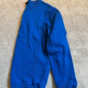 Mörkblå collegetröja - Knappt använd