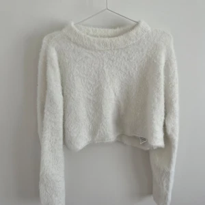 Trendig fluffig magtröja  - Verkligen jättefin att ha över ett linne eller likande 🥰. Helt slutsåld på webbsidan. Sparsamt använd. 