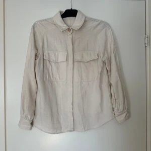 Beige overshirt - Overshirt från Mango, ljusbeige, bra skick.