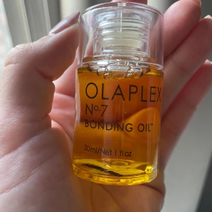 Olaplex hårolja  - Bara testad men var inget för mitt hår🤍 ordpris 369kr, kan tänka mig att sänka priset vid köp av flera varor🌟🌸