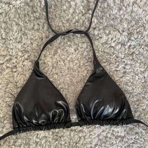 Bikiniöverdel  - Halloj, säljer denna bikiniöverdel i skinn liknande material. Aldrig använd ☺️☀️