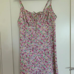 Klänning  - Jag säljer en klänning från Gina tricot i storlek L med flera färger, och banden är justerbara. Klänningen är använd cirka en gång och är i ett fint skick utan slitage. Köpte den för cirka 500kr men säljer för 200kr!