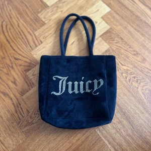 Juicy couture väska - Jag fick den i julklapp 2022, har bara använt den ett fåtal gånger. Den är äkta. Har tyvärr inte kvitto eftersom det var så längesen jag fick den. Passar i nästan allt o har ingen fläck. Slutsåld i butik o online