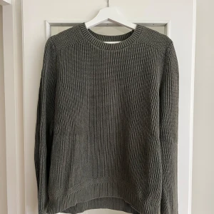 Stickad tröja Abercrombi - M - Stickad tröja från Abercrombie i storlek M. Färgen är mörkgrön. Har inte använt den mycket så passformen är fortfarande bra!
