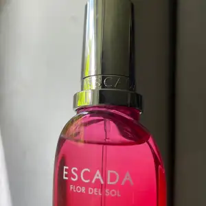 Escada parfym 30ml. Flor del sol. Fick i födelsedagspresent 1 juni. Tyvärr är den för söt för mig. Endast testad🥰