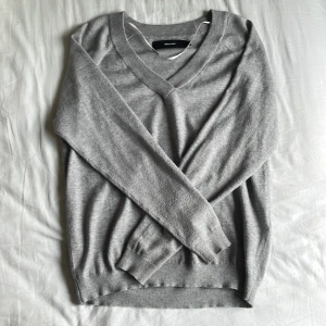 stickad tröja - stickad tröja från veromoda som har v-ringad krage🌸