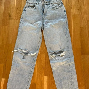 Straight jeans  - Skit snygga straight leg jeans i storlek 36, aldrig använda då dem är för stora för mig.