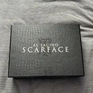 Säljer nu denna sjuka limited edition box av Scarface filmerna, en av filmerna är öppnade men ena är helt oöppnad och tillochmed inplastad!! Allt finns med utom en liten grej men annars är allt perfekt skick.