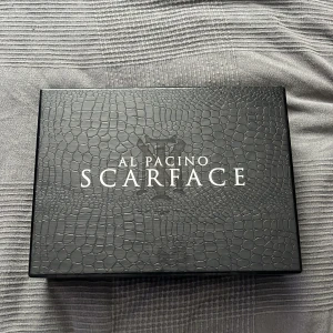 Scarface filmer (limited edition) - Säljer nu denna sjuka limited edition box av Scarface filmerna, en av filmerna är öppnade men ena är helt oöppnad och tillochmed inplastad!! Allt finns med utom en liten grej men annars är allt perfekt skick.
