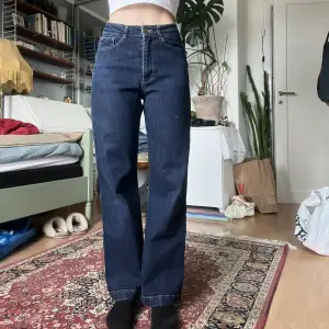 Mörkblå jeans från Carin Wester i fint skick! Stretch i materialet, supersköna!