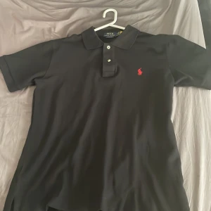  Ralph Lauren  piké tröja - Fick min Ralph lauren tröja som present men säljer den eftersom den passar inte mig i storlek. Den är helt ny aldrig använt Storlek M men kan även passa för dem som har storlek L Priset kan diskuteras Möts i Stockholm