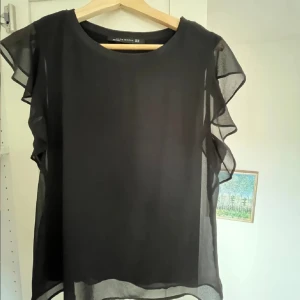 Blus zara svart - Svart blus ifrån zara, jättesöt men har många blusar. Perfekt till sommaren och hösten💞💞