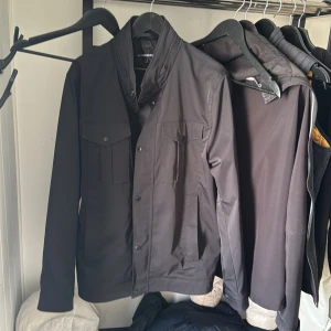 J Lindberg jacka  - Säljer min j Lindberg jacka som är helt ny storlek xl men passar även L om man är lång. Super fräsch och fin jacka ny pris cirka 2000. 