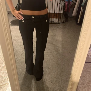 lågmidjade jeans - säljer då de inte kommer till användning längre⚡️har de svarta och gröna i strl 32. midjan= 32-36cm innerbenslängden= 83-84cm