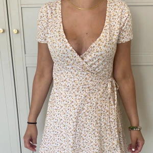 hollister klänning  - Andvänd få gånger och säljer för att den tyvärr är för liten för mig. Den är i väldigt bra skick och passar perfekt till sommaren!💞