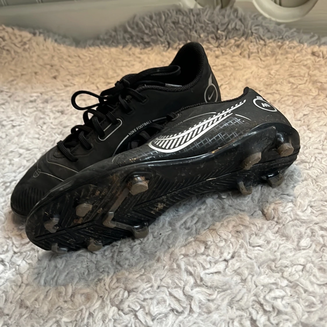 Svarta Nike fotbollsskor  - 90