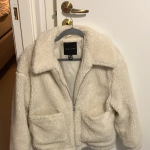JÄTTE SNYGG HÖST JACKA - Vit päls jacka från new Look, perfekt till hösten. I stl s, köpt från Vinted. 