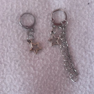 Örhängen  - Små söta stjärn örhängen💛💛💛