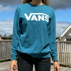 Vans tröja  - Blå Sweatshirt från Vans köpt från en second hand butik i Stockholm  Storlek XL men är nästan mer åt XS/S hållet. 