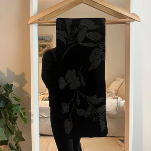 Figursydd kjol med mönster - Superfin figursydd kjol med silverfärgat mönster på! Sitter tajt och är i ett tjockt material, sparsamt använd