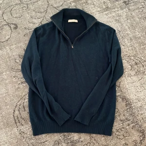 Luca faloni quarter zip - Luca faloni quarter zip i grön. Storlek S. Nypris är 3500kr men säljer för 650kr