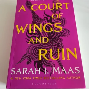 A Court of Wings And Ruin - Säljer tredje boken i populära Acotar-serien!!🤩Bra skick! Den är på engelska!