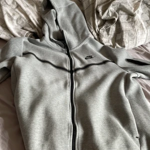 Nike tech fleece  - En Nike tech fleece som inte kommer till användning jag köpte den för något år sedan och inte använt den så mycket köpt för 1200 säljs för 450 priset går att diskuteras