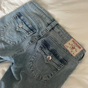 True Religion jeans - Säljer mina ljusblåa True Religion jeans i modellen Joey low rise flare. Storlek 26, uppsydda i benen nån cm bara i butik. Använda nån gång bara så i mycket bra skick. Köpt i butik för 1200kr. 